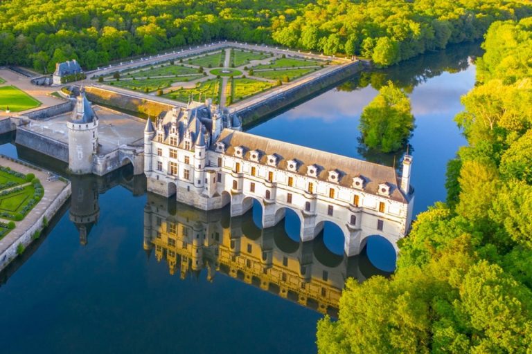 Tout le monde visite le château de Chenonceau, mais ses jardins sont encore plus magiques sous les couleurs de l&rsquo;automne 2025