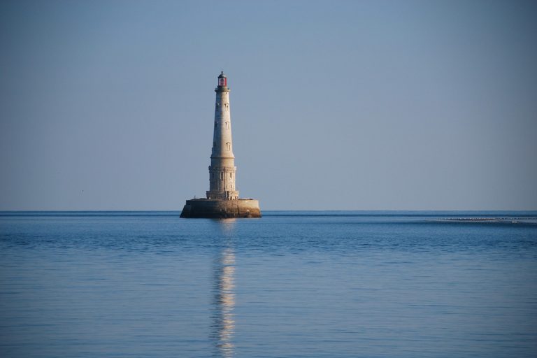 Pourquoi le phare de Cordouan, au large de la Gironde, est-il le seul phare au monde encore habité et classé à l&rsquo;UNESCO ? 