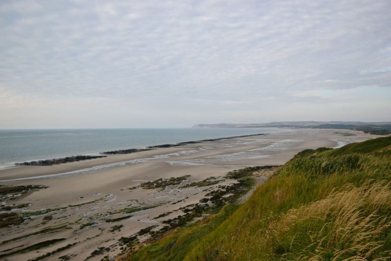 Ce village du Pas-de-Calais, avec ses deux caps majestueux, offre des randonnées vivifiantes et des vues spectaculaires en automne 