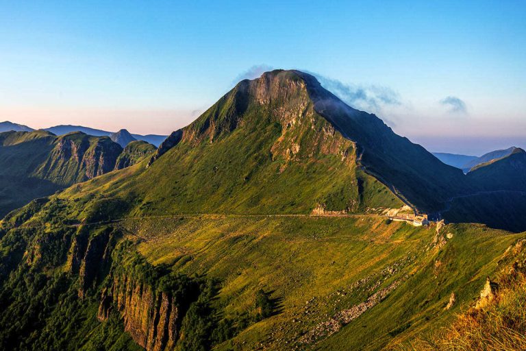 Oubliez les Alpes, les Monts du Cantal offrent des randonnées spectaculaires sur le plus grand volcan d&rsquo;Europe cet automne