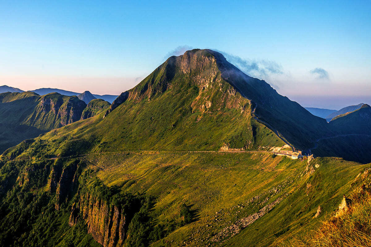 Oubliez les Alpes, les Monts du Cantal offrent des randonnées spectaculaires sur le plus grand volcan d&rsquo;Europe cet automne