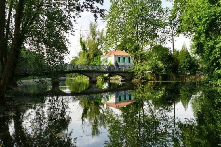 Ce marais poitevin, surnommé la « Venise Verte », est d&rsquo;un calme absolu en automne, idéal pour une balade en barque magique