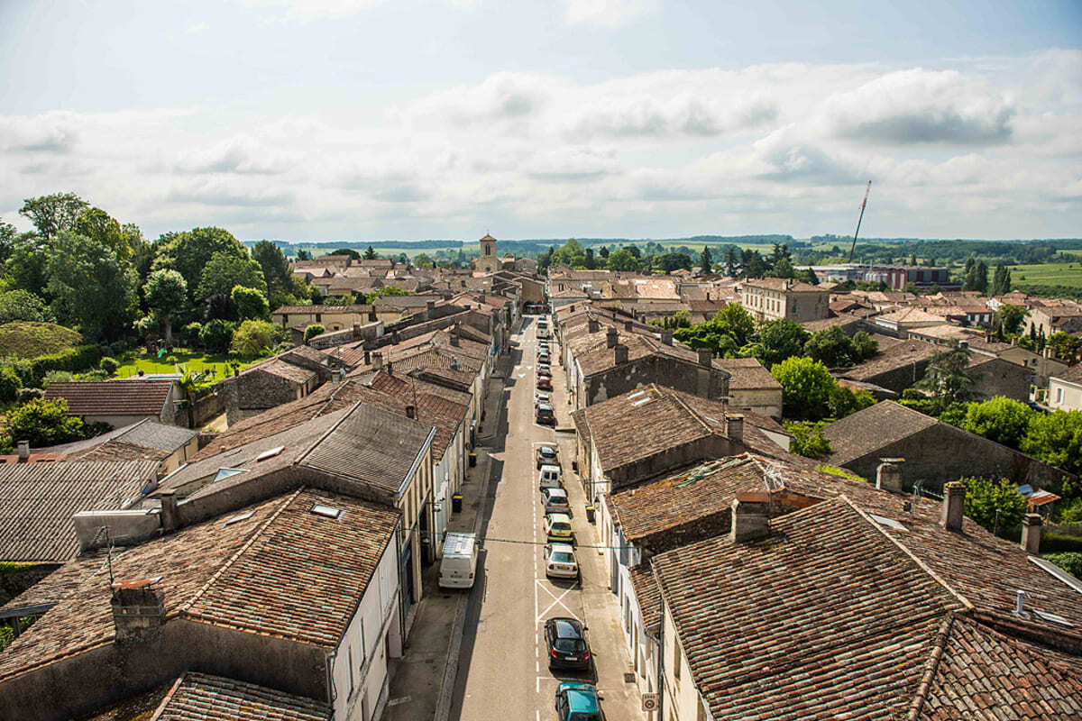 À 1h de Bordeaux, cette bastide de l&rsquo;Entre-deux-Mers est un trésor d&rsquo;architecture à découvrir au cœur des vignes en automne