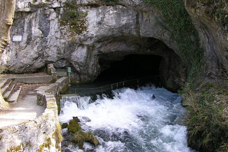 Cette source des Pyrénées est réputée miraculeuse, mais la légende dit que son eau peut rendre fou celui qui en boit la nuit
