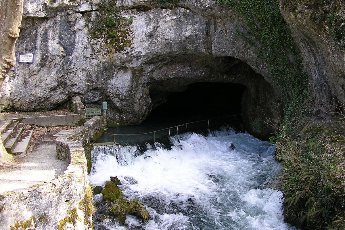 Cette source des Pyrénées est réputée miraculeuse, mais la légende dit que son eau peut rendre fou celui qui en boit la nuit
