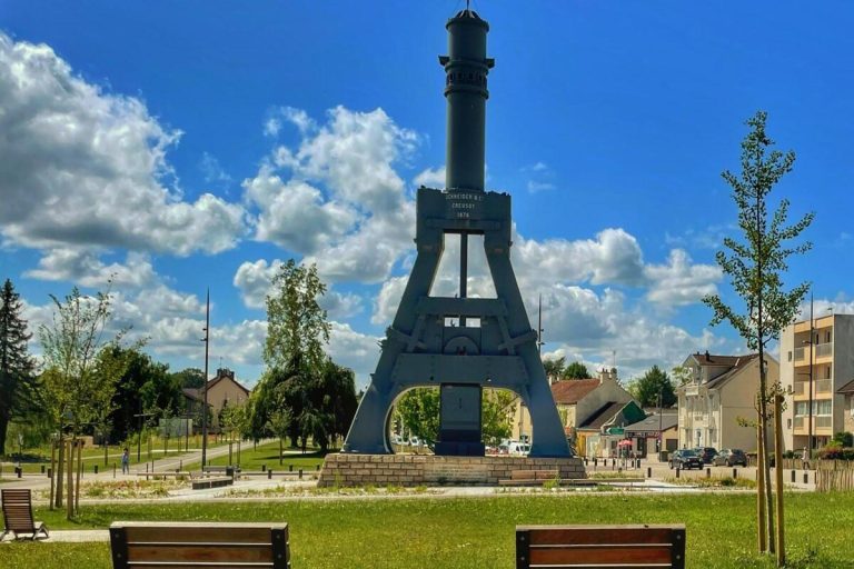 Pourquoi le plus grand marteau-pilon à vapeur du monde, haut de 17 mètres, se trouve-t-il au cœur d&rsquo;une petite ville de Bourgogne ? 