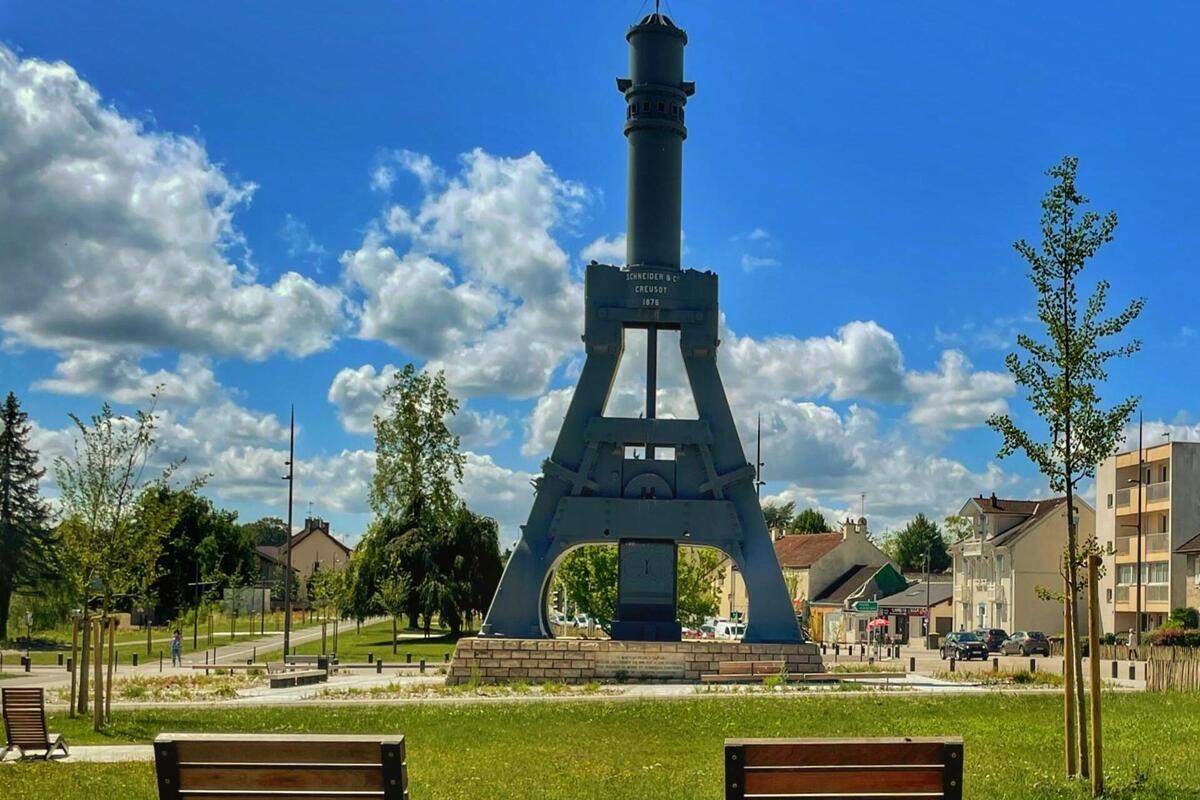 Pourquoi le plus grand marteau-pilon à vapeur du monde, haut de 17 mètres, se trouve-t-il au cœur d&rsquo;une petite ville de Bourgogne ? 